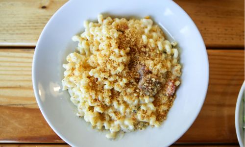 plate of mac n cheese with breadcrumbs