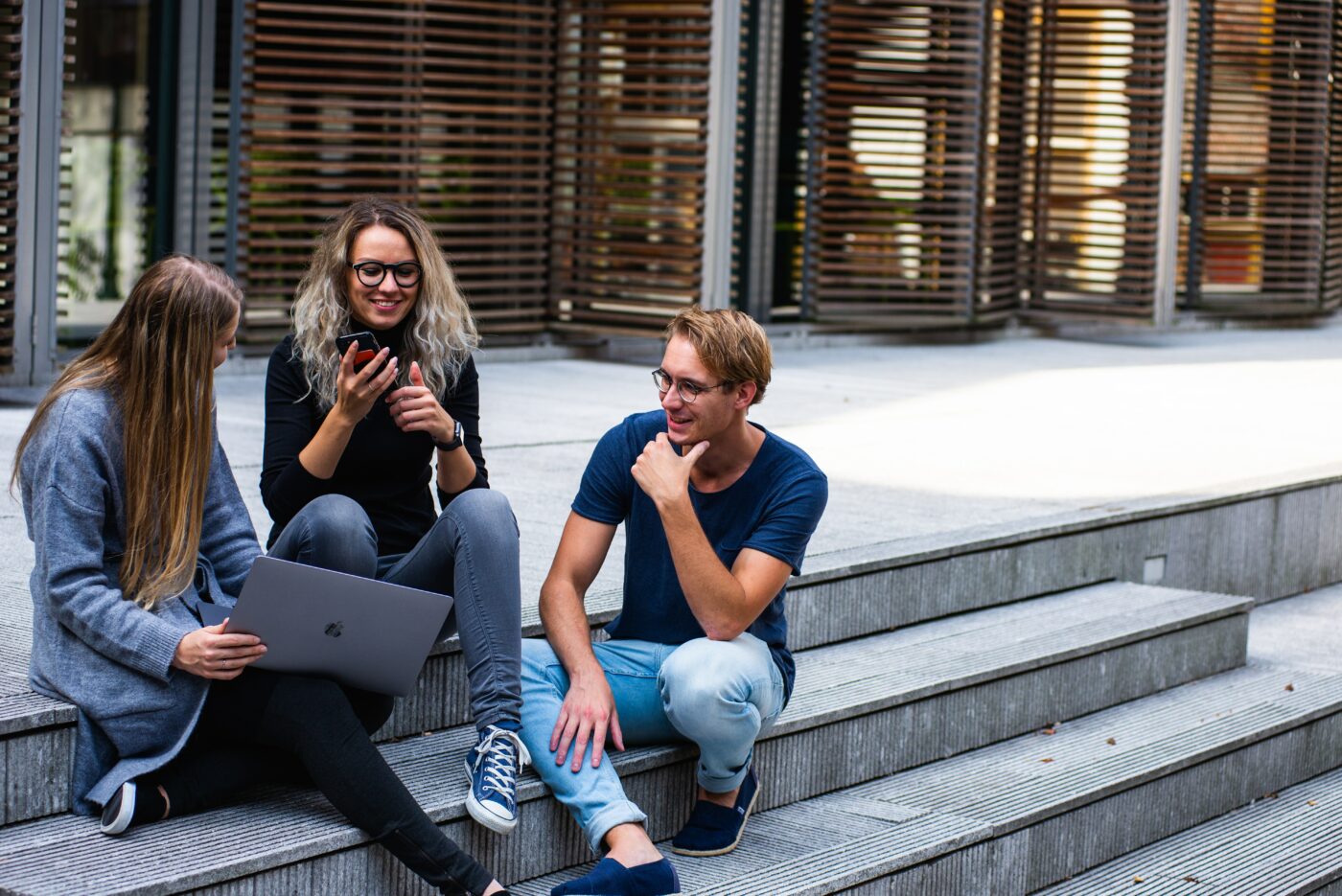 students on steps chatting - minimum maintenance loan