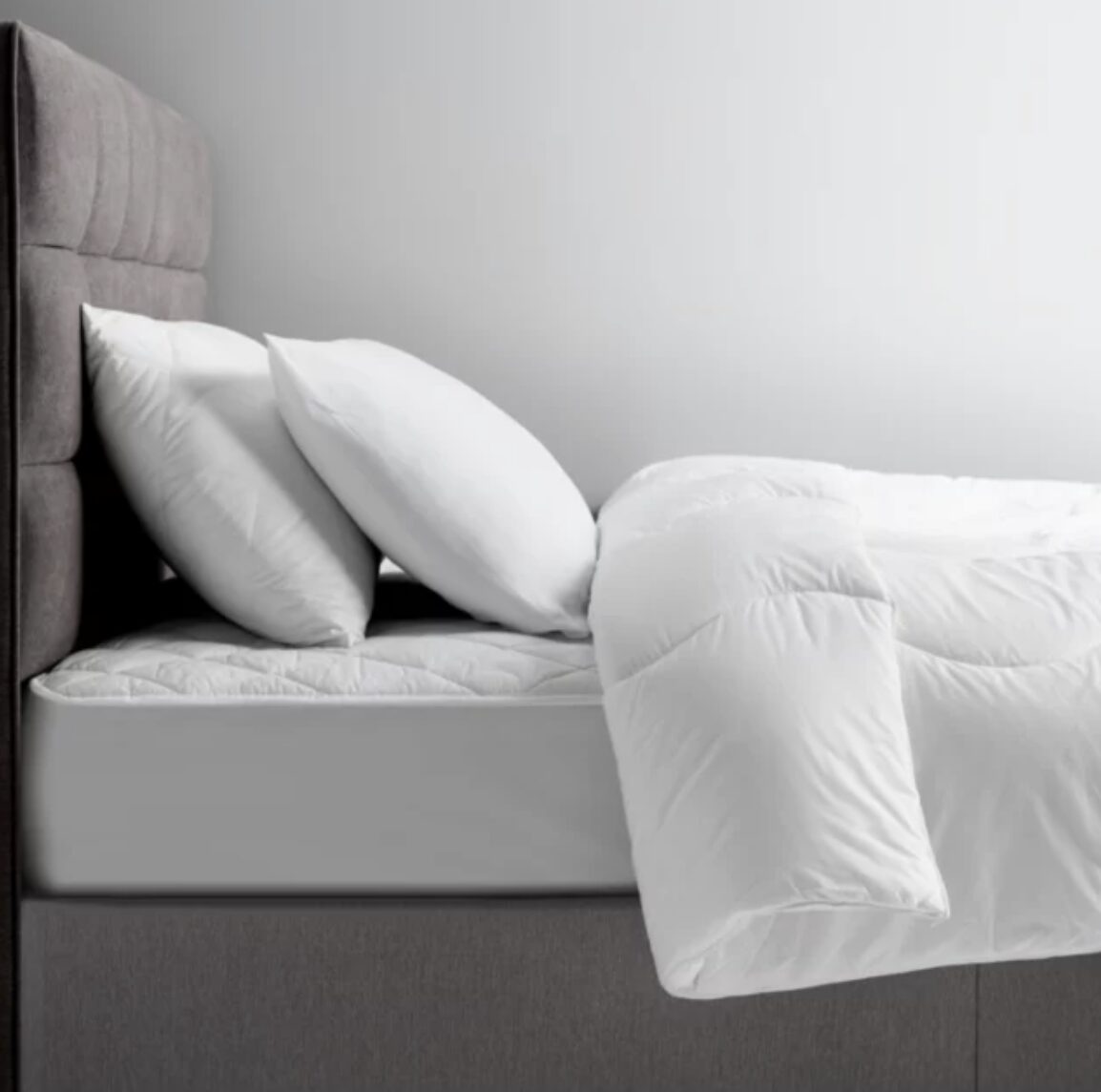 bed with matrress protector 