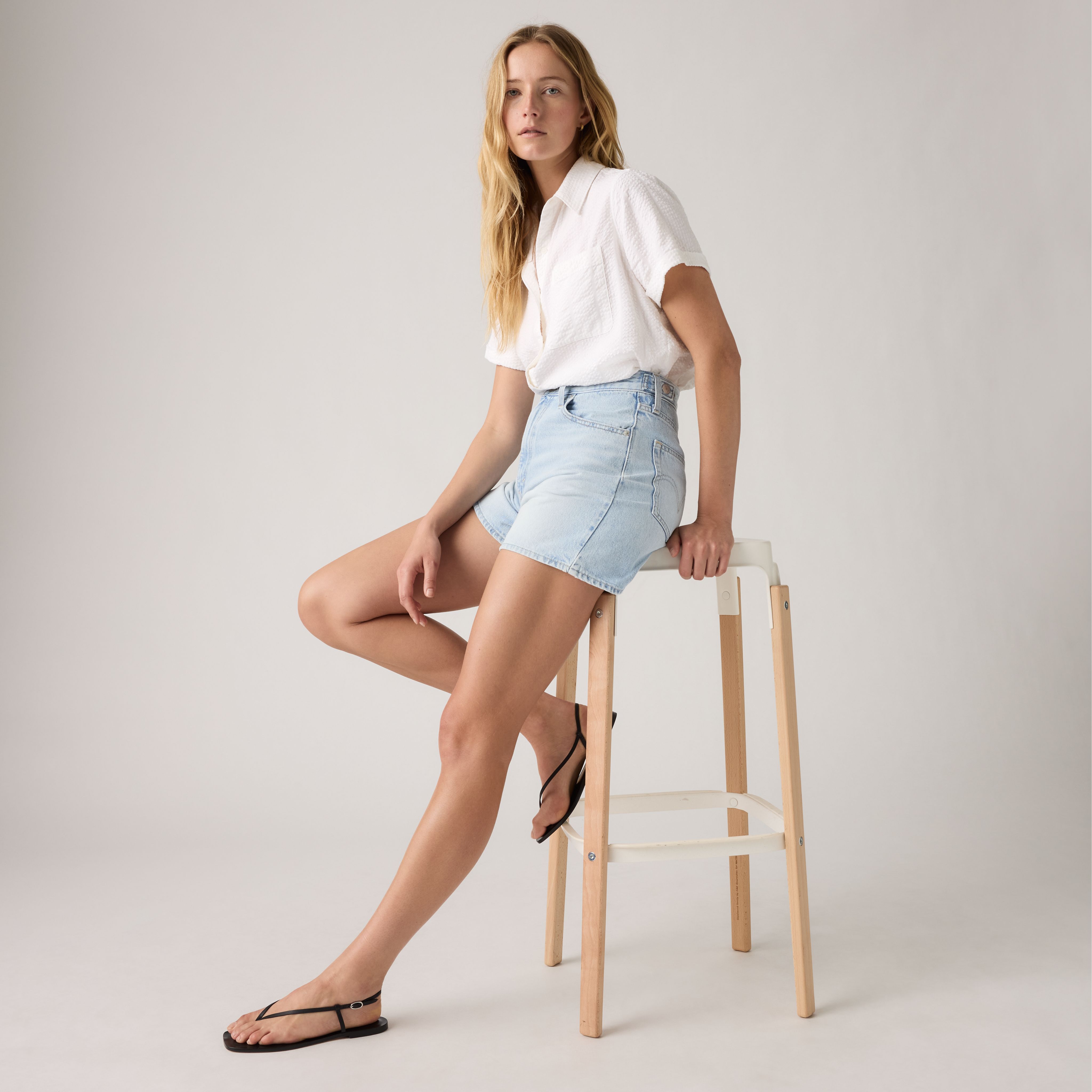 Levi's Cinch Mid Thigh Shorts - Women's - 27 - Light Wash / Abraided Art Short